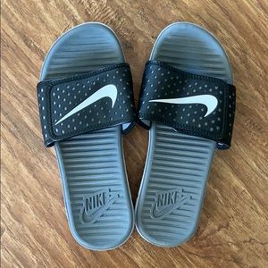 Size 6 Nike flex sandals.